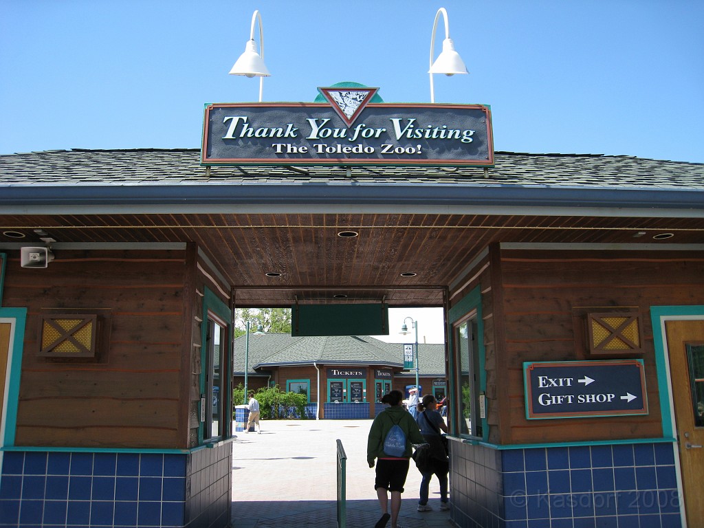 Dart Frog Dash 08 0736.jpg - After an full day, beginning with a 5K run then hours spent walking around the zoo we head out of the park.